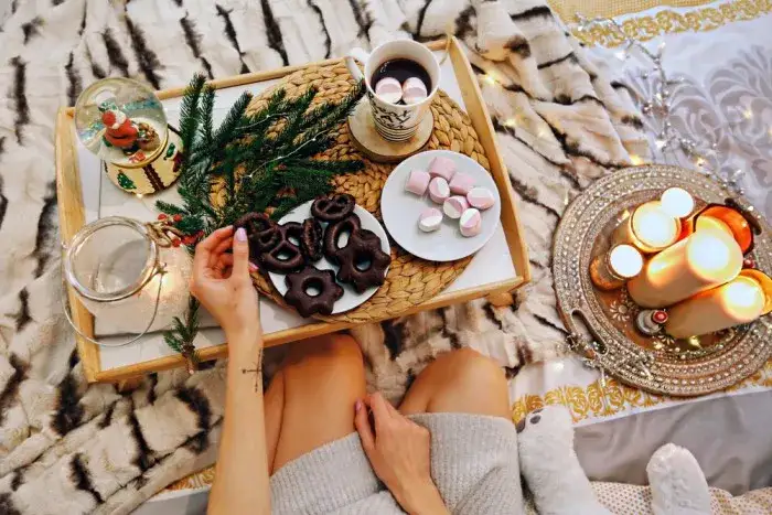 świąteczny wiecz&oacute;r filmowy w domu kakao koc i lampki