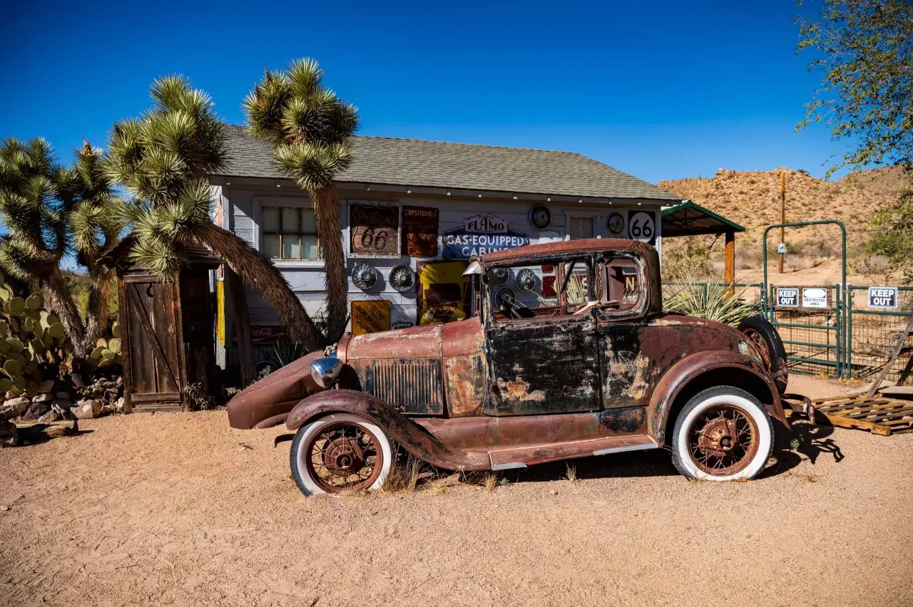 Klasyczny samochód na Route 66 z pustynnym krajobrazem w tle