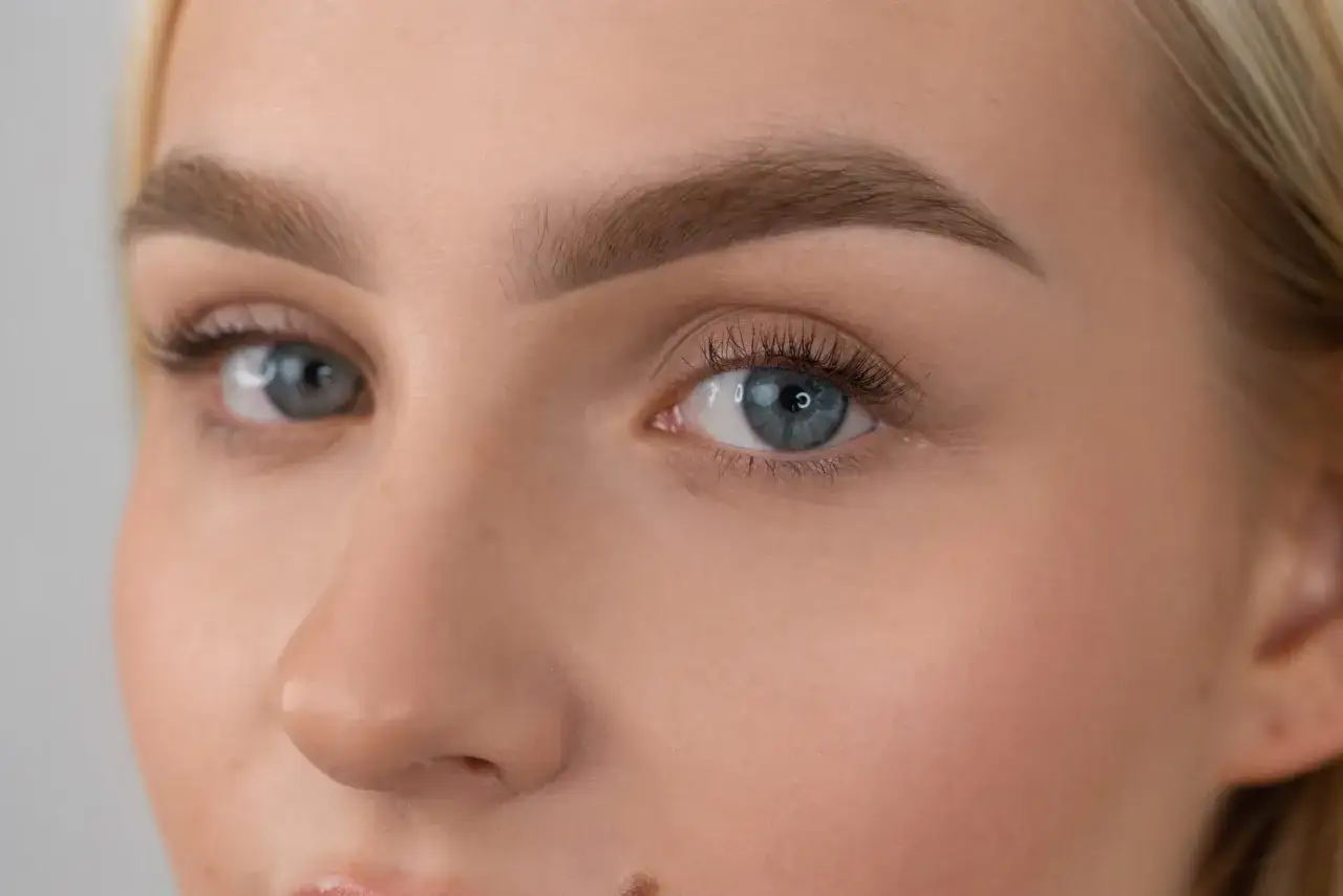 Makijaż permanentny brwi przed i po naturalne włoski