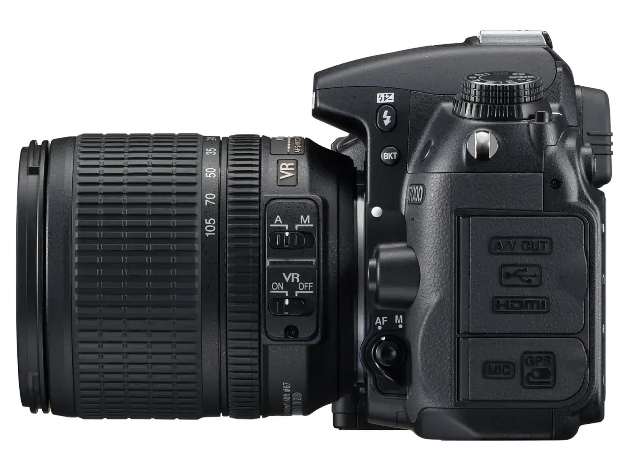 Nikon D7000 z obiektywem, widok z boku. Widoczne przyciski sterowania, zoom i złącza. Dane techniczne aparatu są kluczowe dla wyboru.