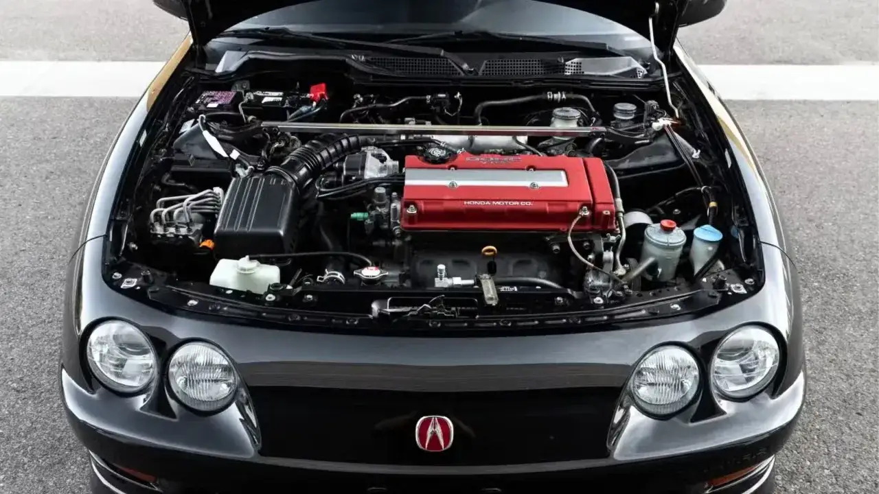 Silnik japońskiego samochodu sportowego Acura Integra Type R. Czerwona pokrywa zaworów z napisem