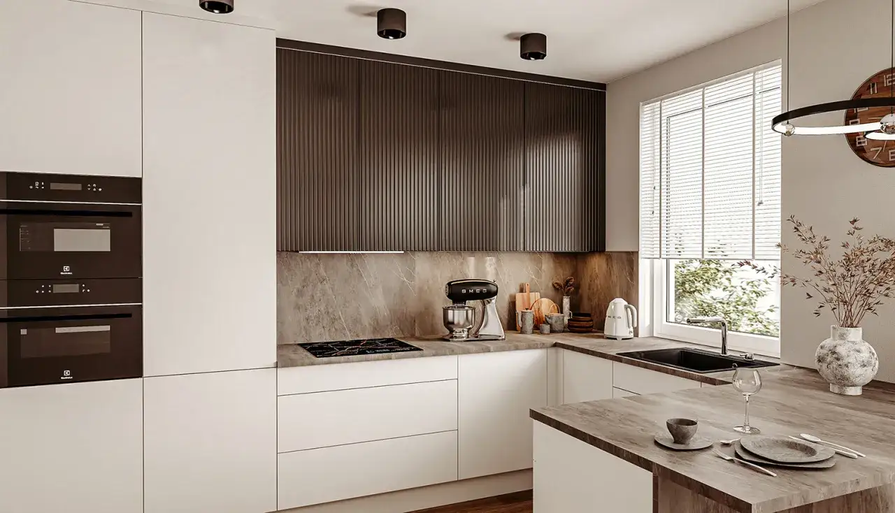 Nowoczesna kuchnia z oknem na odpowiedniej wysokości, z widokiem na zieleń. Wnętrze zdobią ciemne szafki i jasne blaty.