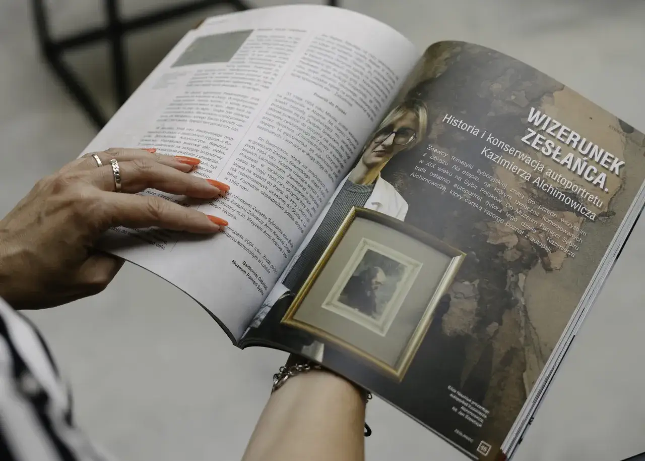 Kobieta czyta magazyn o historii i konserwacji autoportretu Kazimierza Alchimowicza. Wizerunek zesłańca, kt&oacute;ry dwa razy do tej samej rzeki wszedł.