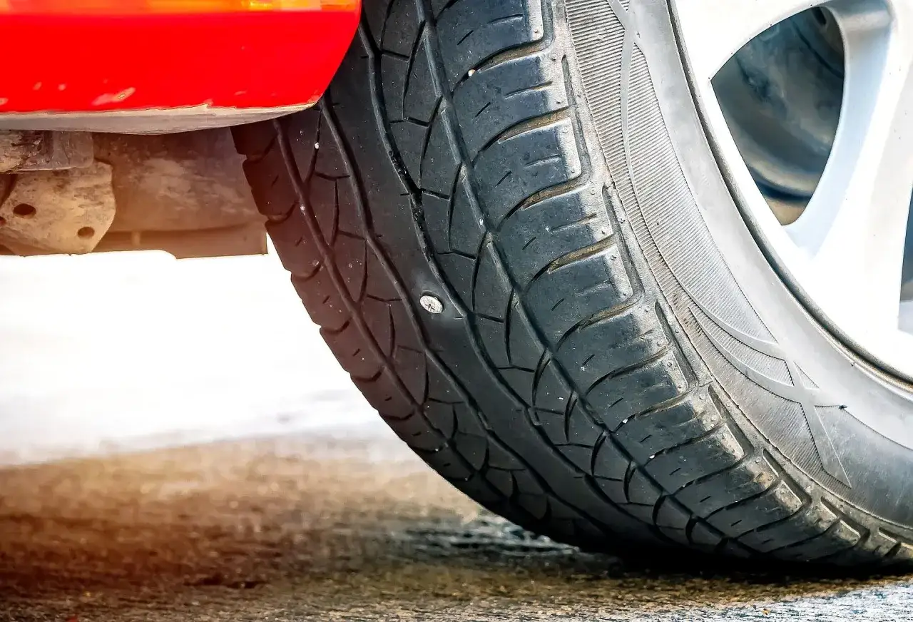 samochód jedzie na przebitej oponie run flat