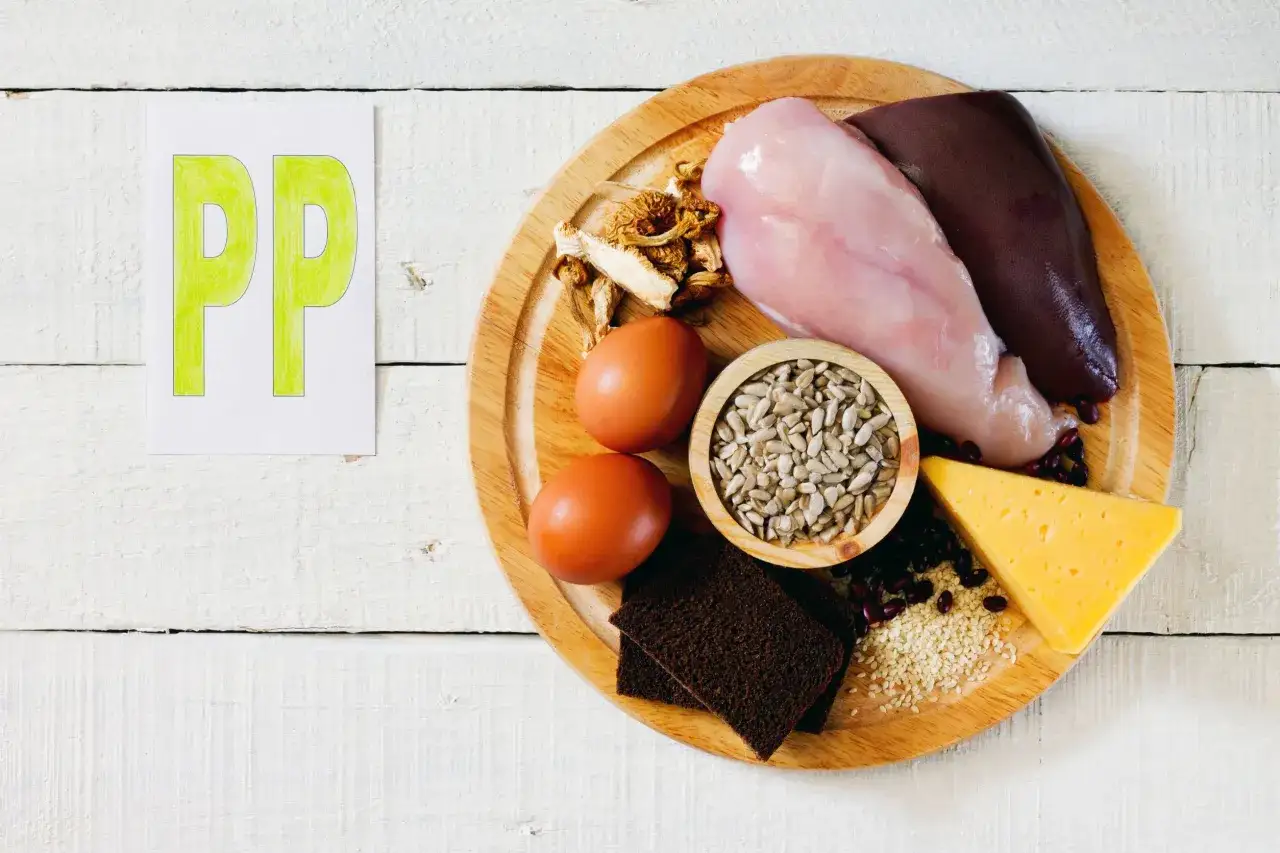 Witaj w świecie witaminy PP! Znajdziesz ją w jajkach, drobiu, wątróbce, serze, nasionach słonecznika, sezamie, fasoli, grzybach i ciemnym pieczywie.