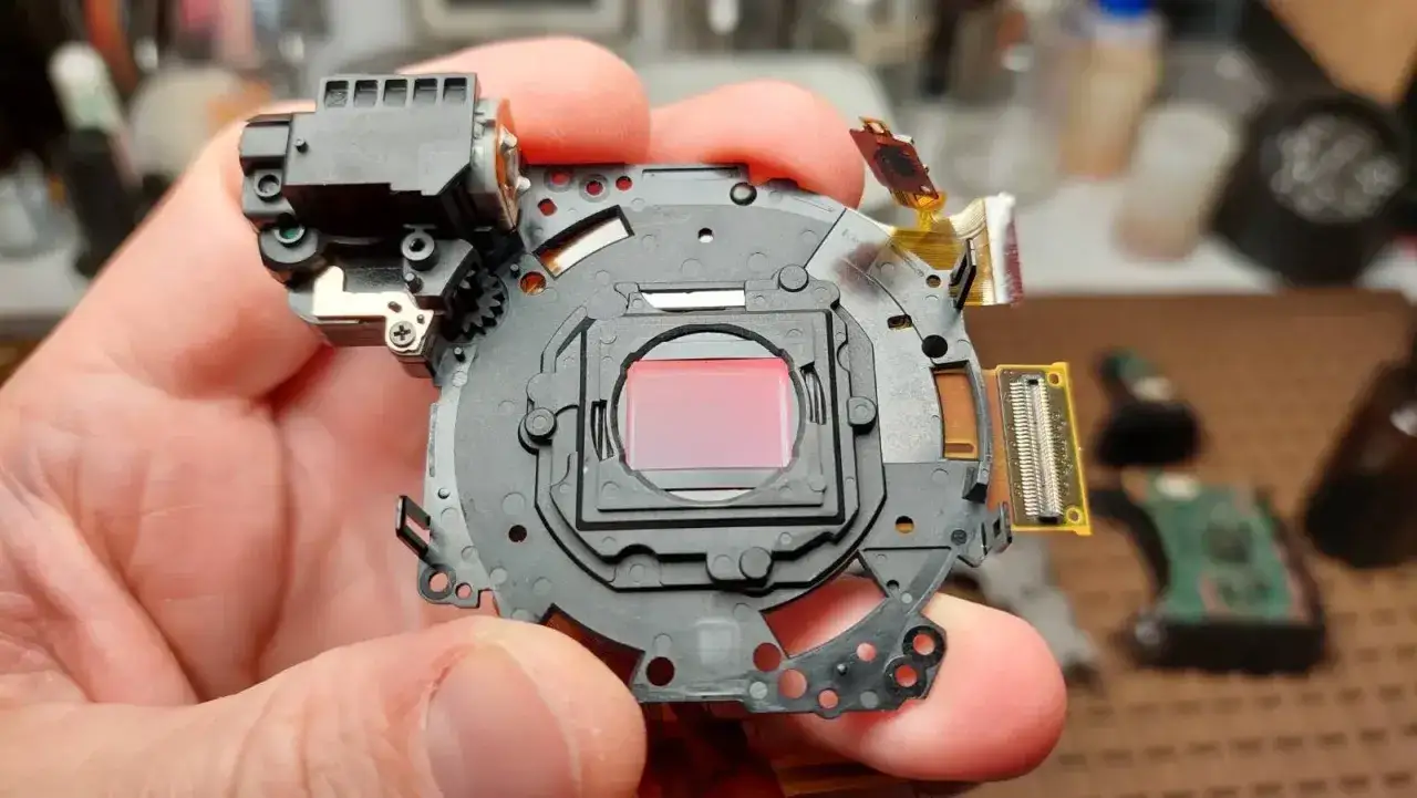 technik czyszczący matrycę aparatu w serwisie