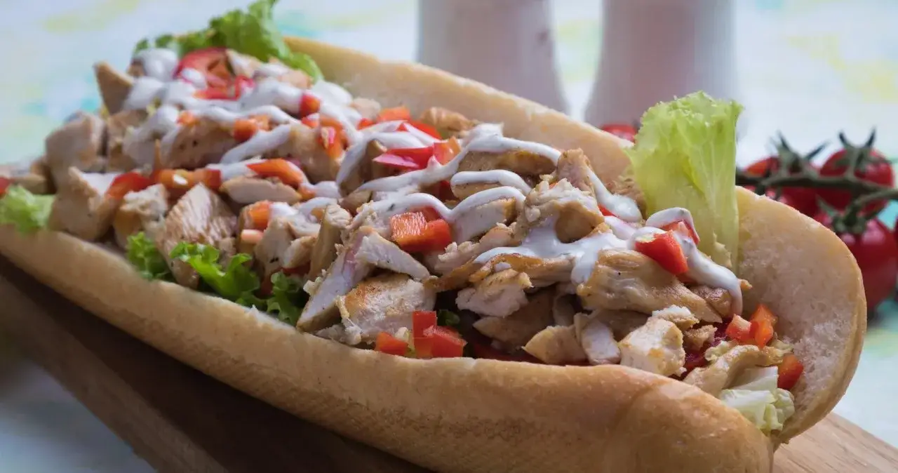 klasyczny kebab na rożnie i gotowe danie w bułce