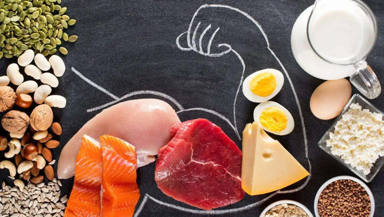 Chcesz wiedzieć, jak szybko przytyć? Zobacz te produkty bogate w białko i zdrowe tłuszcze: mięso, ryby, jajka, nabiał, orzechy, nasiona.