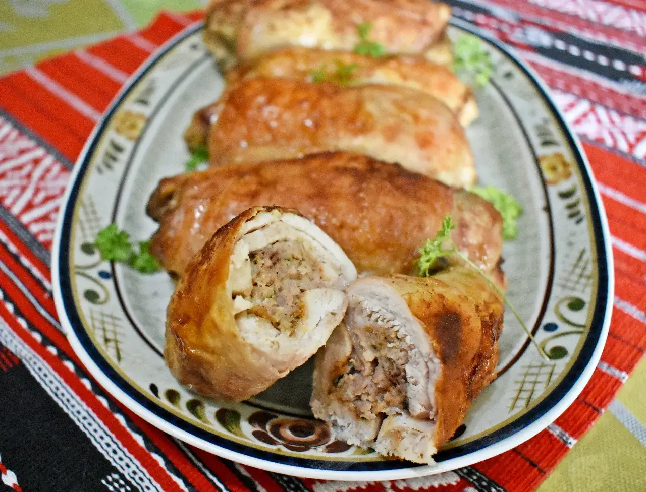 Pyszne udka faszerowane po królewsku, pieczone na złoto, z widocznym, aromatycznym farszem mięsnym.