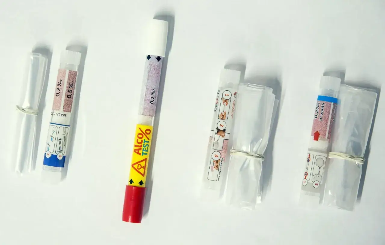 Kilka alkomatów jednorazowych, gotowych do użycia. Czy na Orlenie jest alkomat? Takie testy można kupić w wielu miejscach.