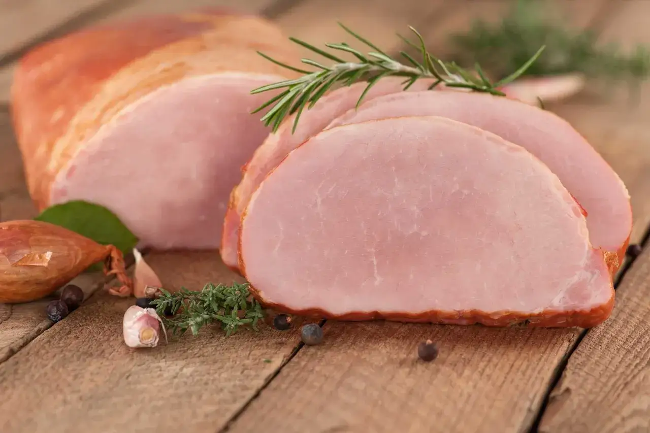 Wędzona polędwica z ziołami i czosnkiem. Idealna proporcja soli peklowanej na litr wody to klucz do jej smaku.