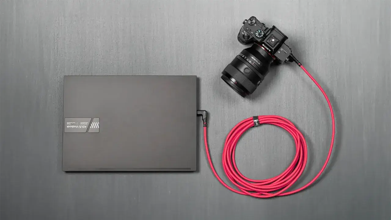 aparat podłączony do komputera kablem USB
