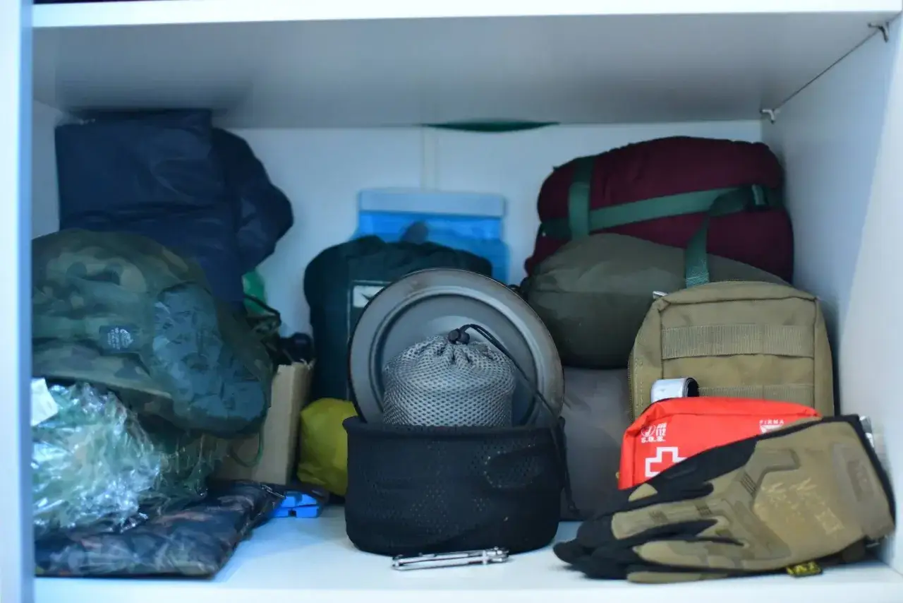 Sprzęt turystyczny, w tym śpiw&oacute;r i apteczka, gotowy do akcji. Warto wiedzieć, jak prać plecak, by służył latami.