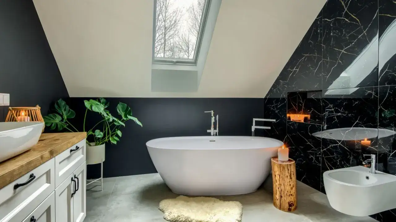 Zdjęcie Jak urządzić łazienkę na poddaszu - inspiracje i zdjęcia, które zachwycą