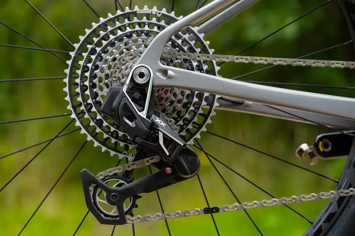 Zbliżenie na tylną przerzutkę i kasetę rowerową. R&oacute;żne rodzaje kaset rowerowych oferują r&oacute;żne zakresy przełożeń, wpływając na jazdę w terenie.