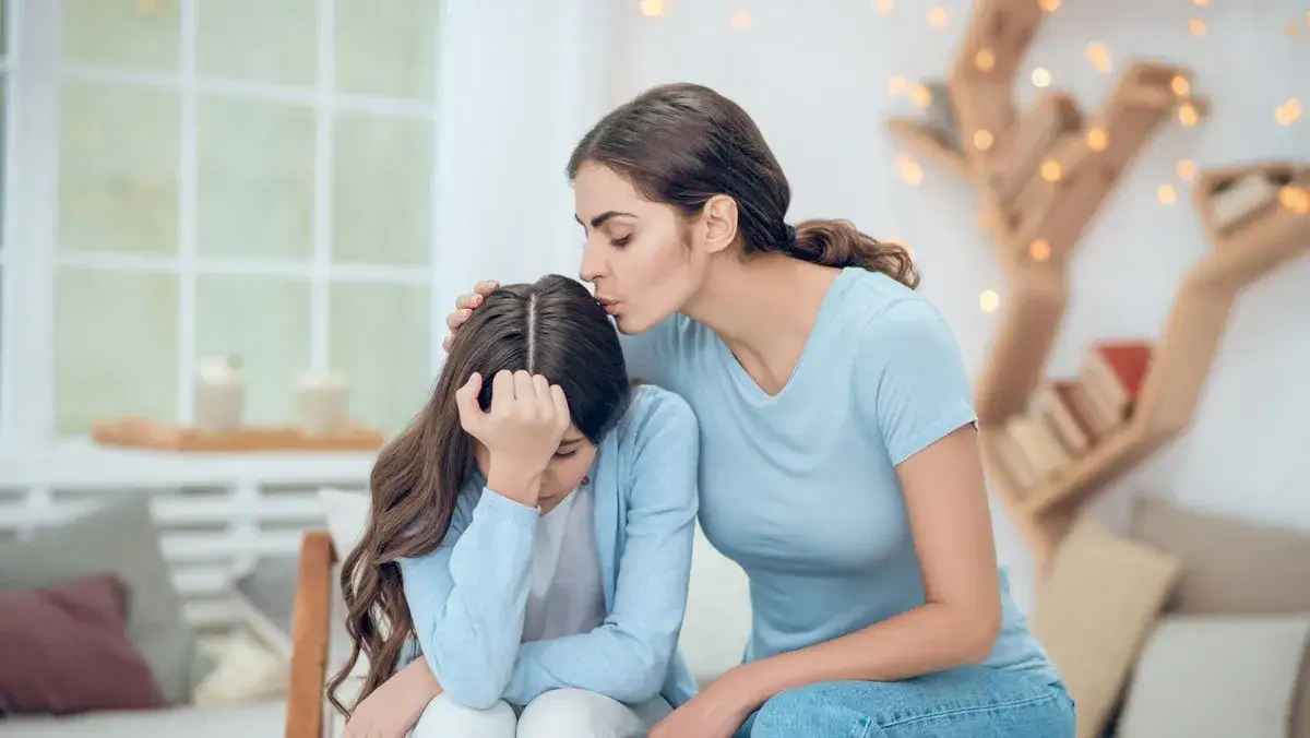 nastolatek rozmawia z rodzicem