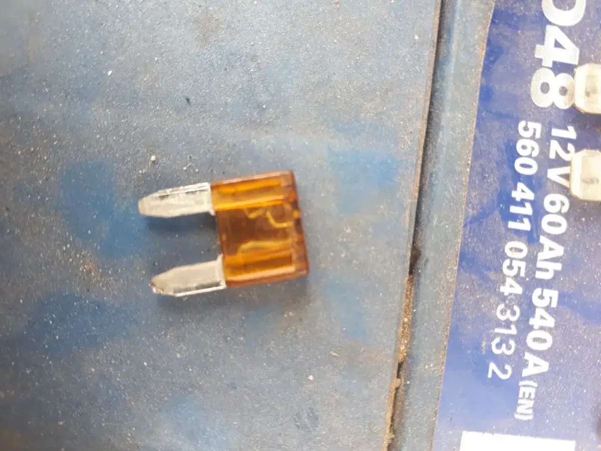 Przepalony bezpiecznik samochodowy