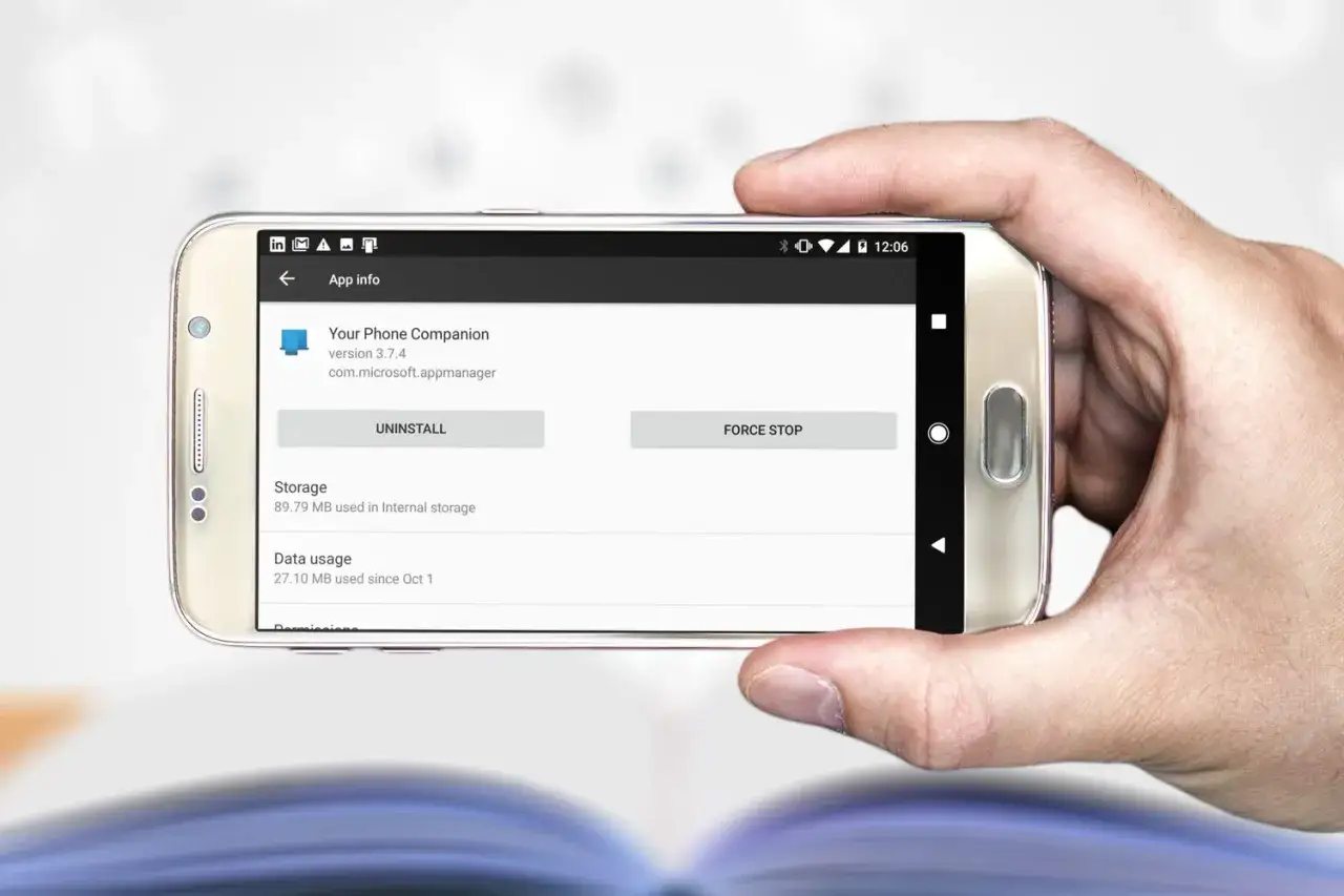Zarządzanie aplikacjami w tle: ekran telefonu pokazuje informacje o aplikacji 