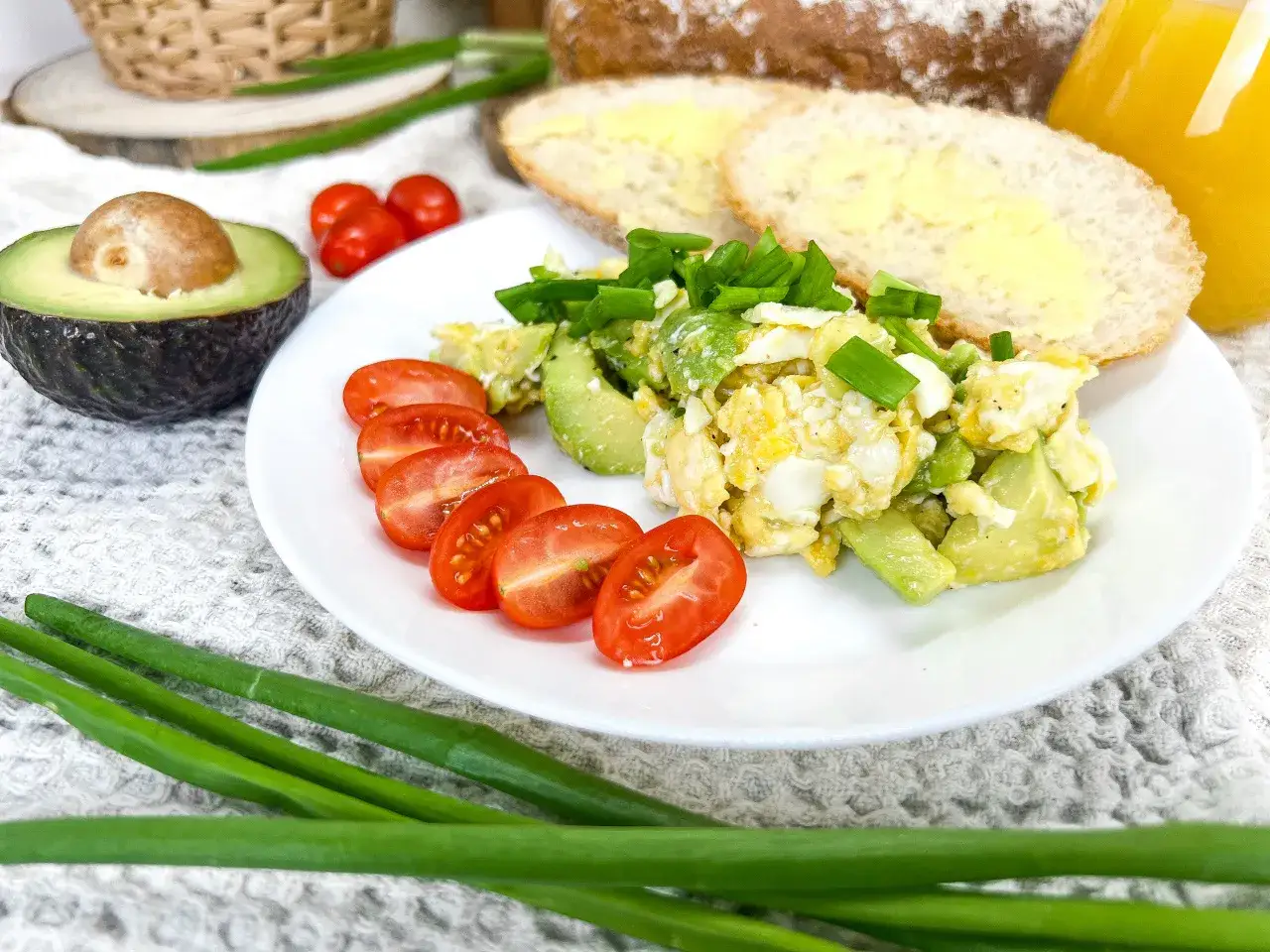 Keto śniadanie jajecznica awokado