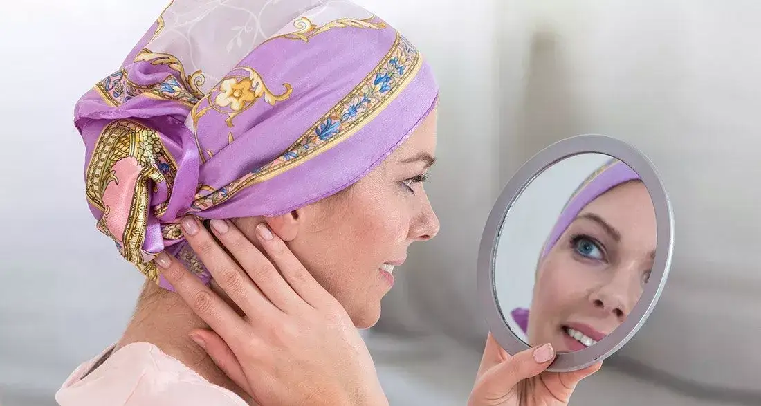 kobieta w eleganckim turbanie po chemioterapii