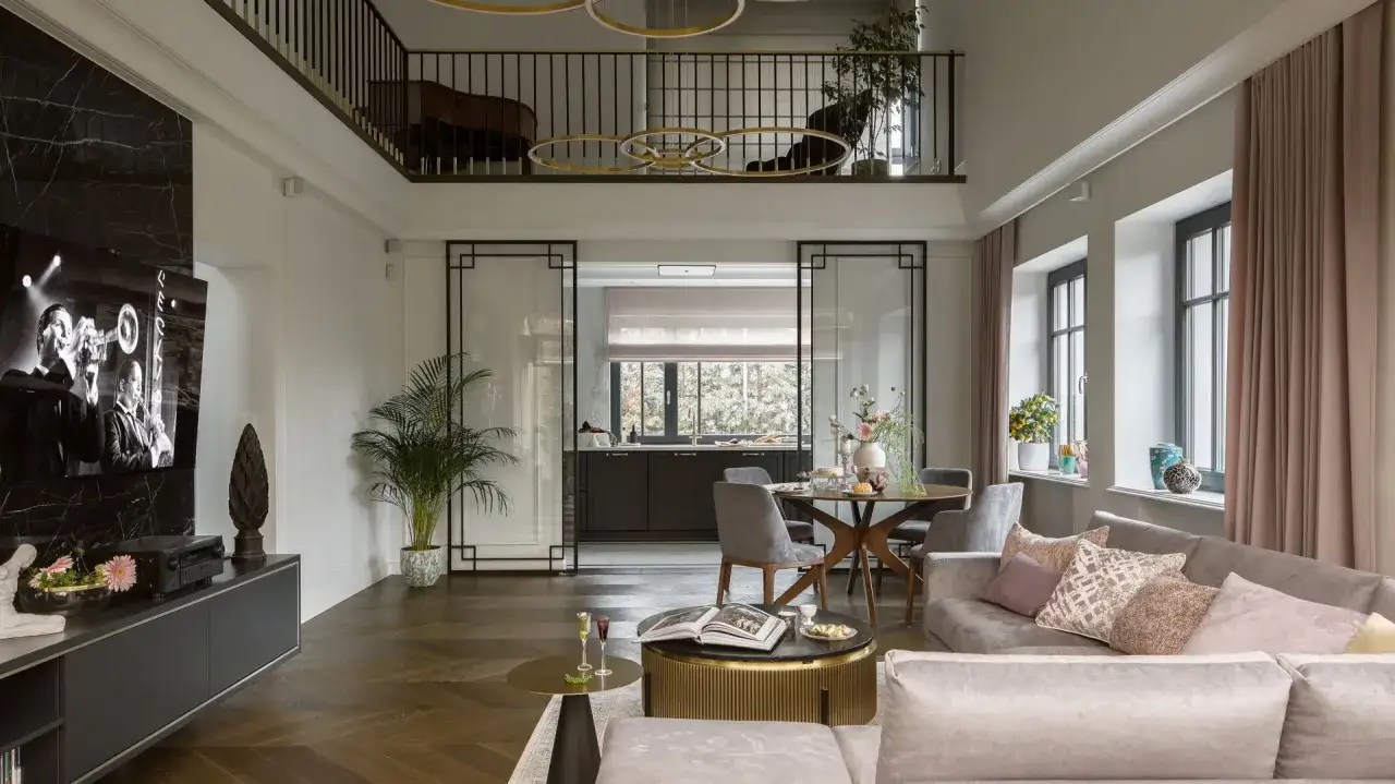 Nowoczesny, elegancki dom z otwartą przestrzenią, widokiem na kuchnię i antresolę.