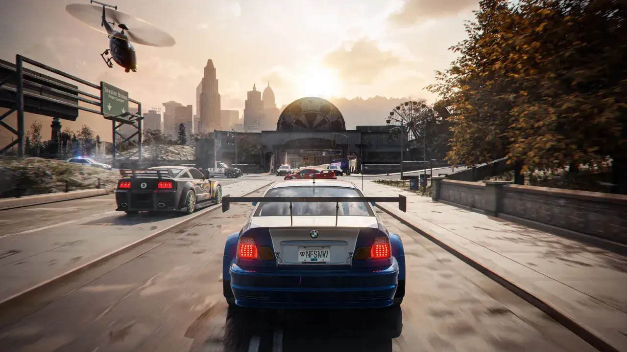 Pościg policyjny w stylu Need for Speed Most Wanted Remake. Ścigane auta i helikopter policyjny na tle miasta.