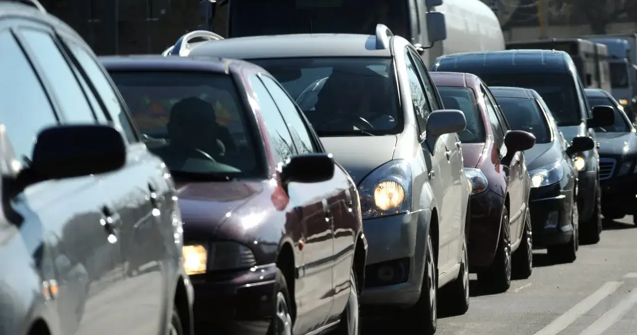 Samoch&oacute;d w korku na P&oacute;łwyspie Helskim