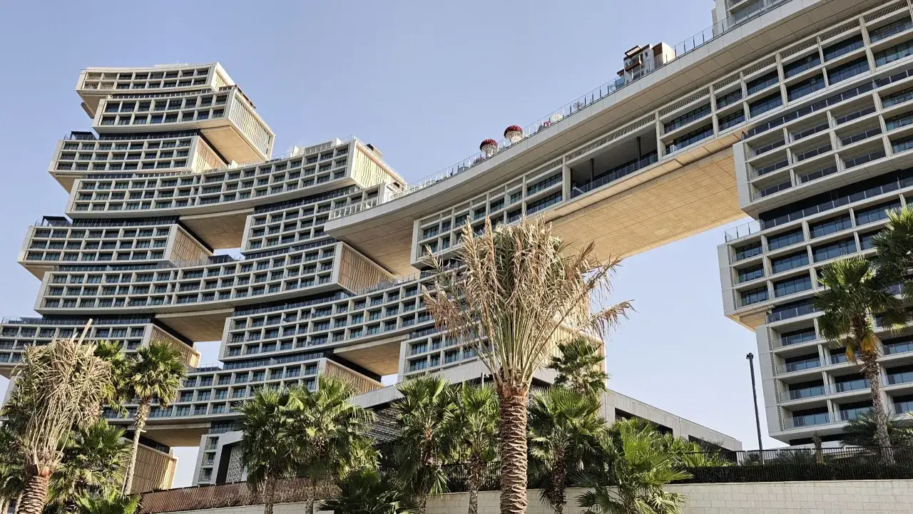 Imponujący, kaskadowy hotel w Dubaju, z palmami w tle. Czy to najdroższy hotel w Dubaju?