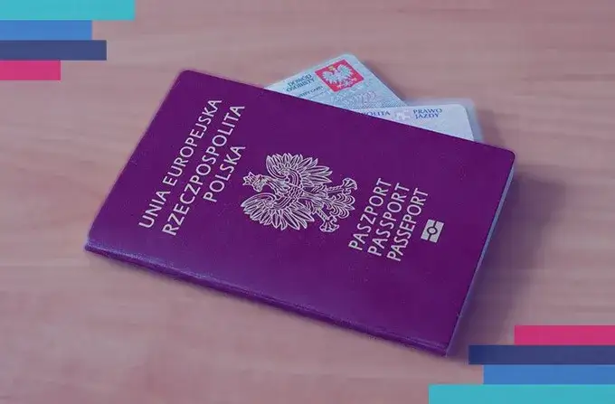 dziecko z dowodem osobistym na lotnisku