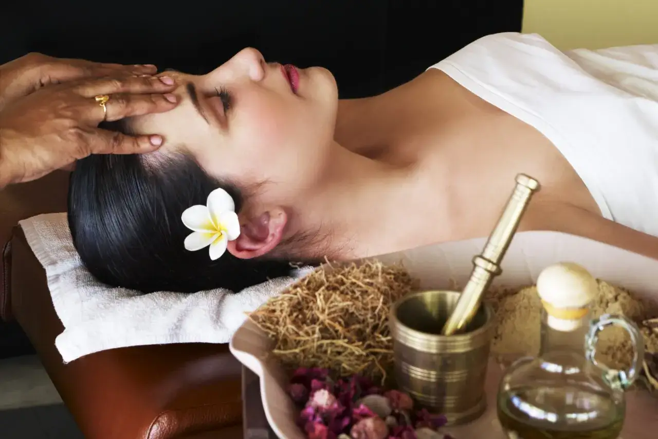 osoba przygotowująca się do masażu głowy, relaksująca atmosfera