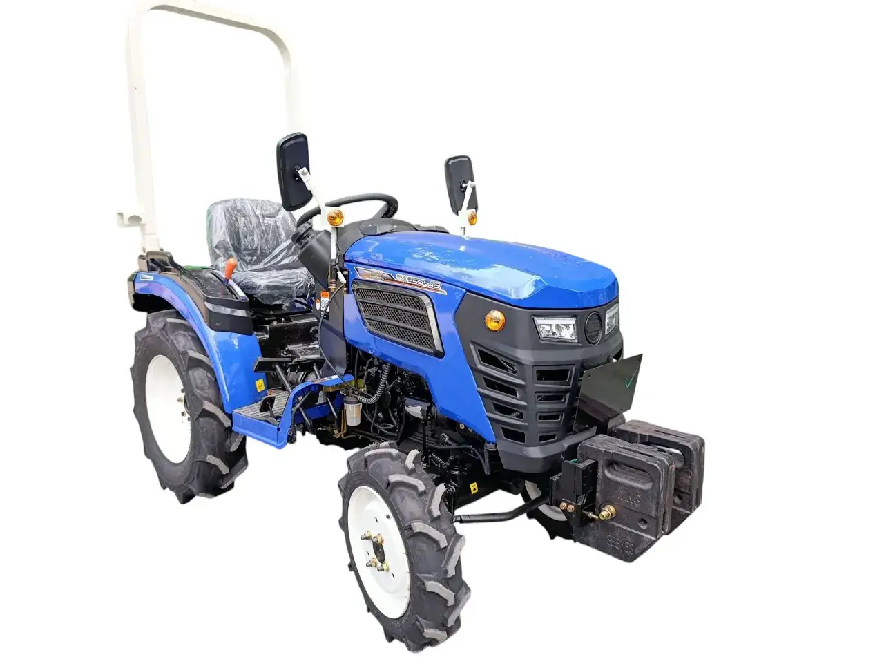 Niebieski mini traktorek ogrodniczy czeski, gotowy do pracy w ogrodzie.