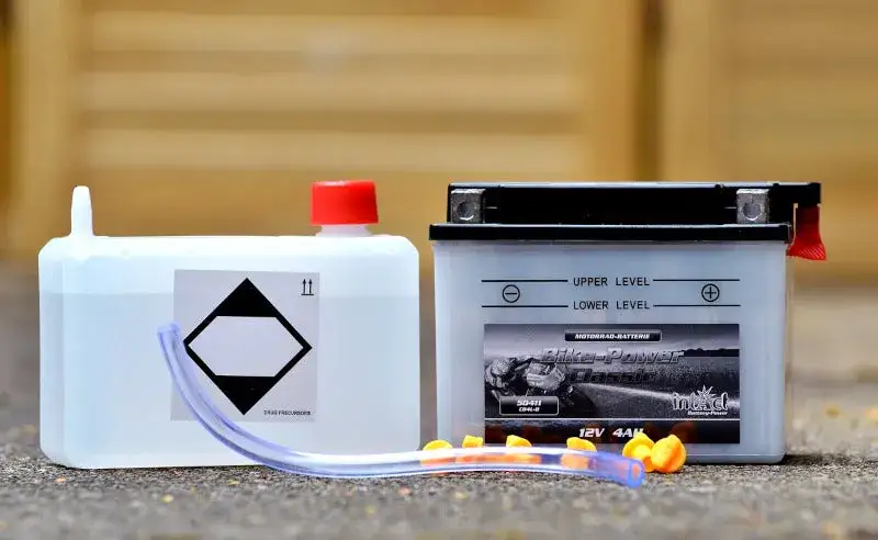 typy akumulator&oacute;w motocyklowych por&oacute;wnanie