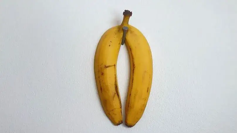 różne banany, banan w przekroju, banany na tle miarki