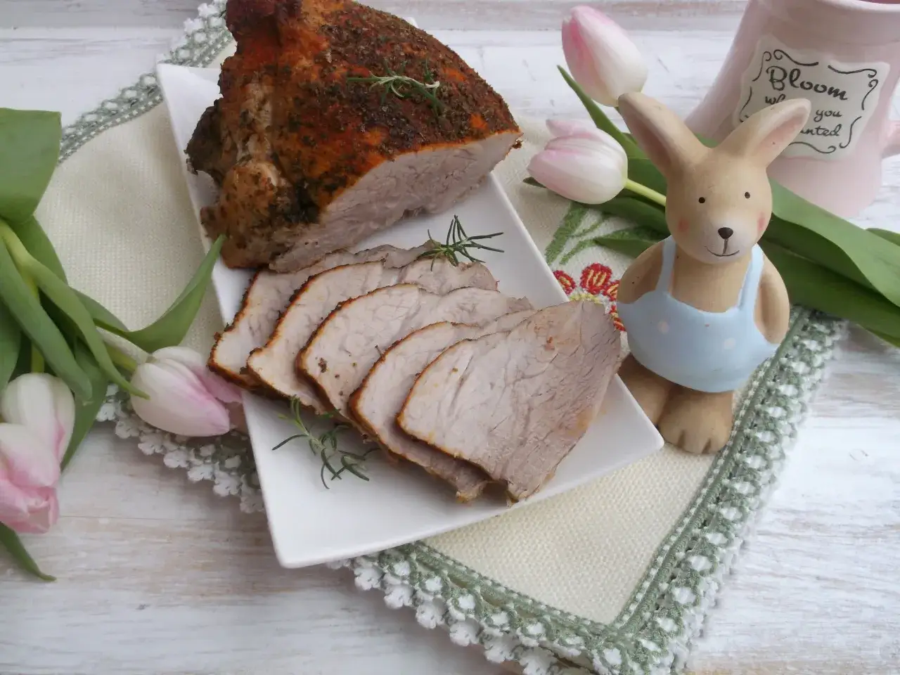 Zdjęcie Ile piec szynkę w piekarniku? Sprawdź czas i uniknij suchości mięsa!