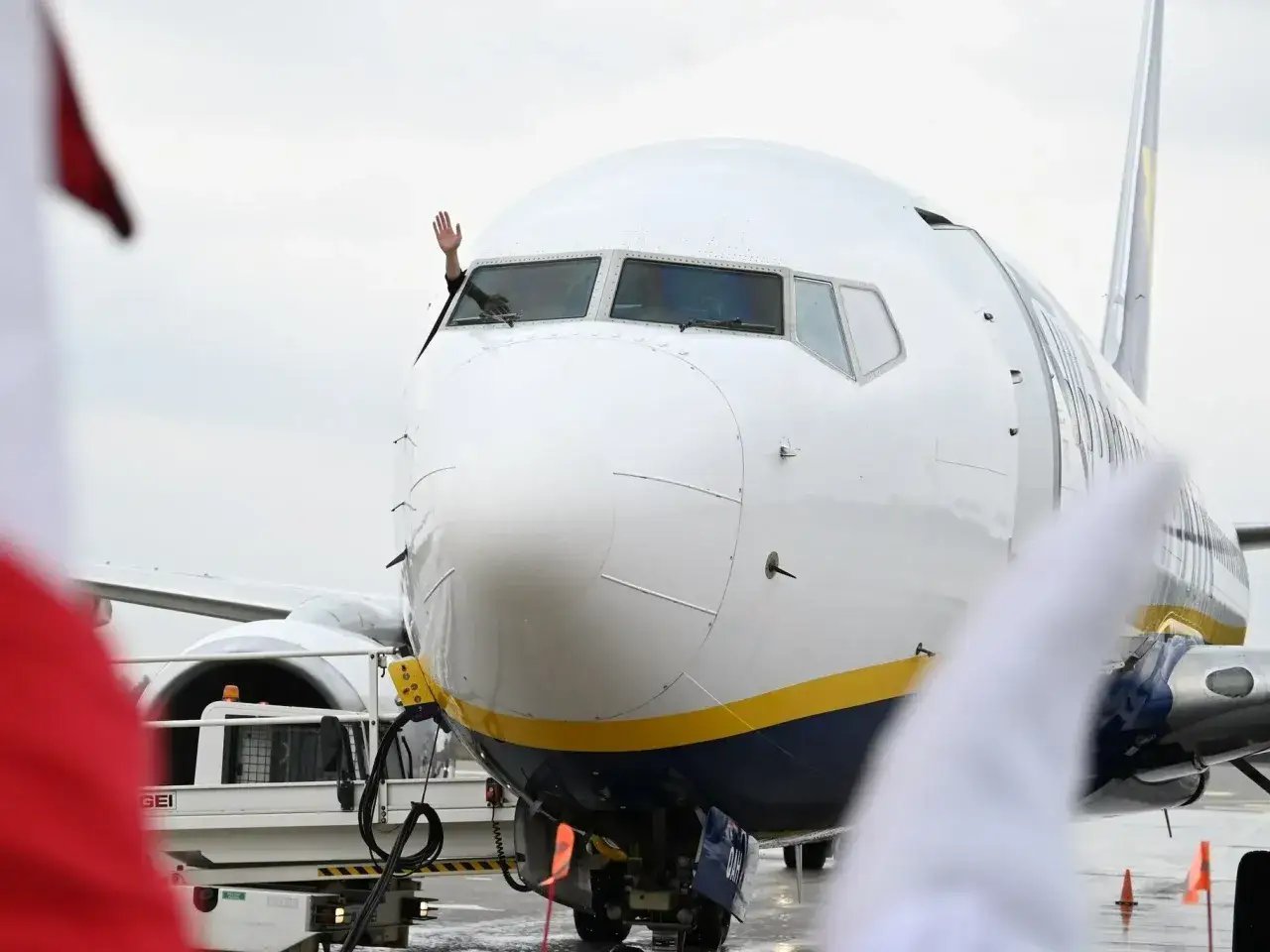 Pilot macha na pożegnanie przed lotem z Lublina do Gdańska.