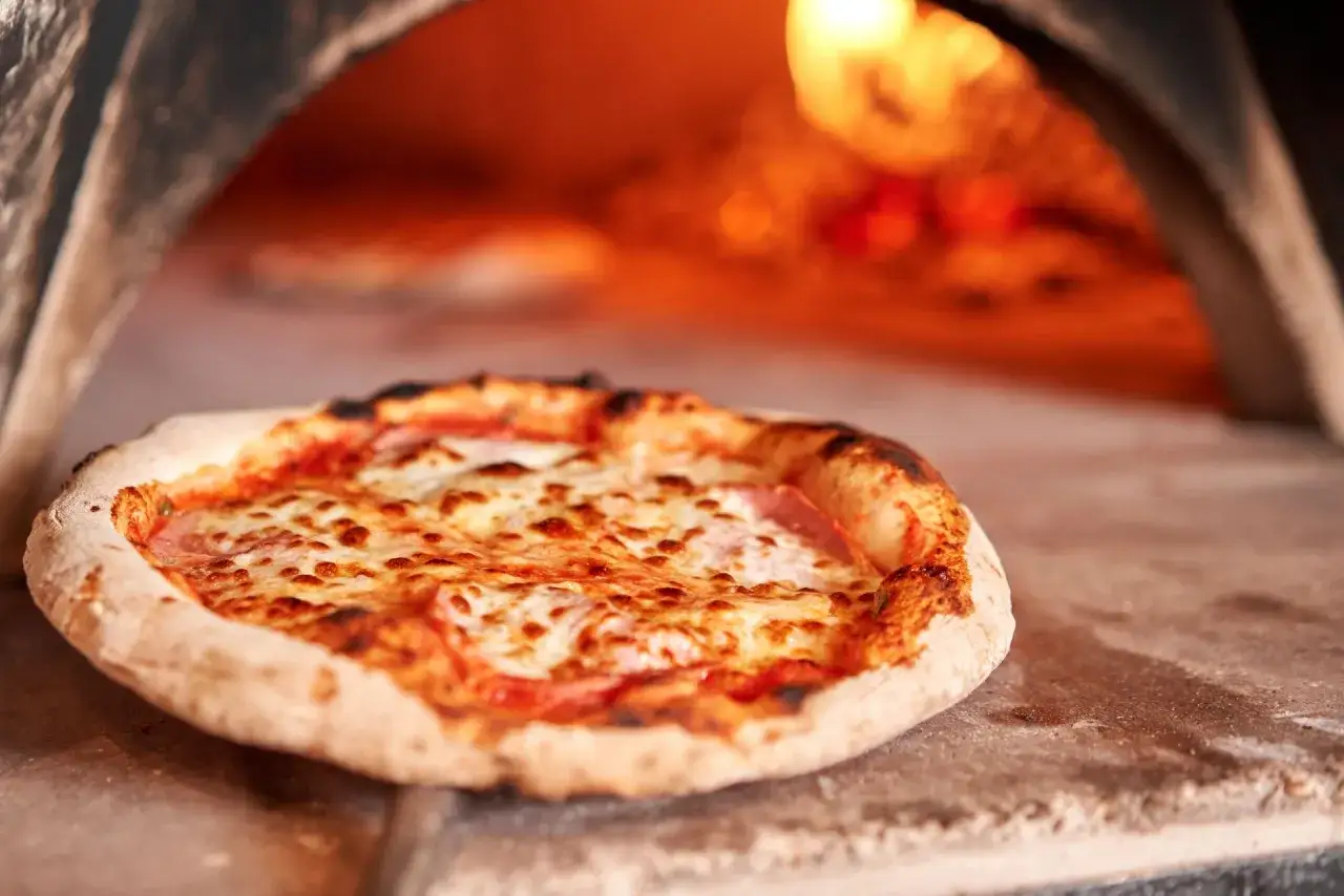 prawdziwa pizza neapolitańska piec opalany drewnem