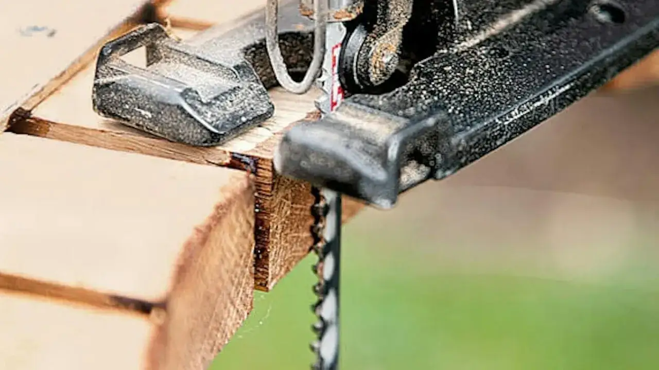 Piła szablasta tnie drewno, krok do tego, jak zrobić ławkę na cmentarz.