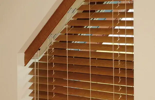 żaluzje drewniane skośne okna