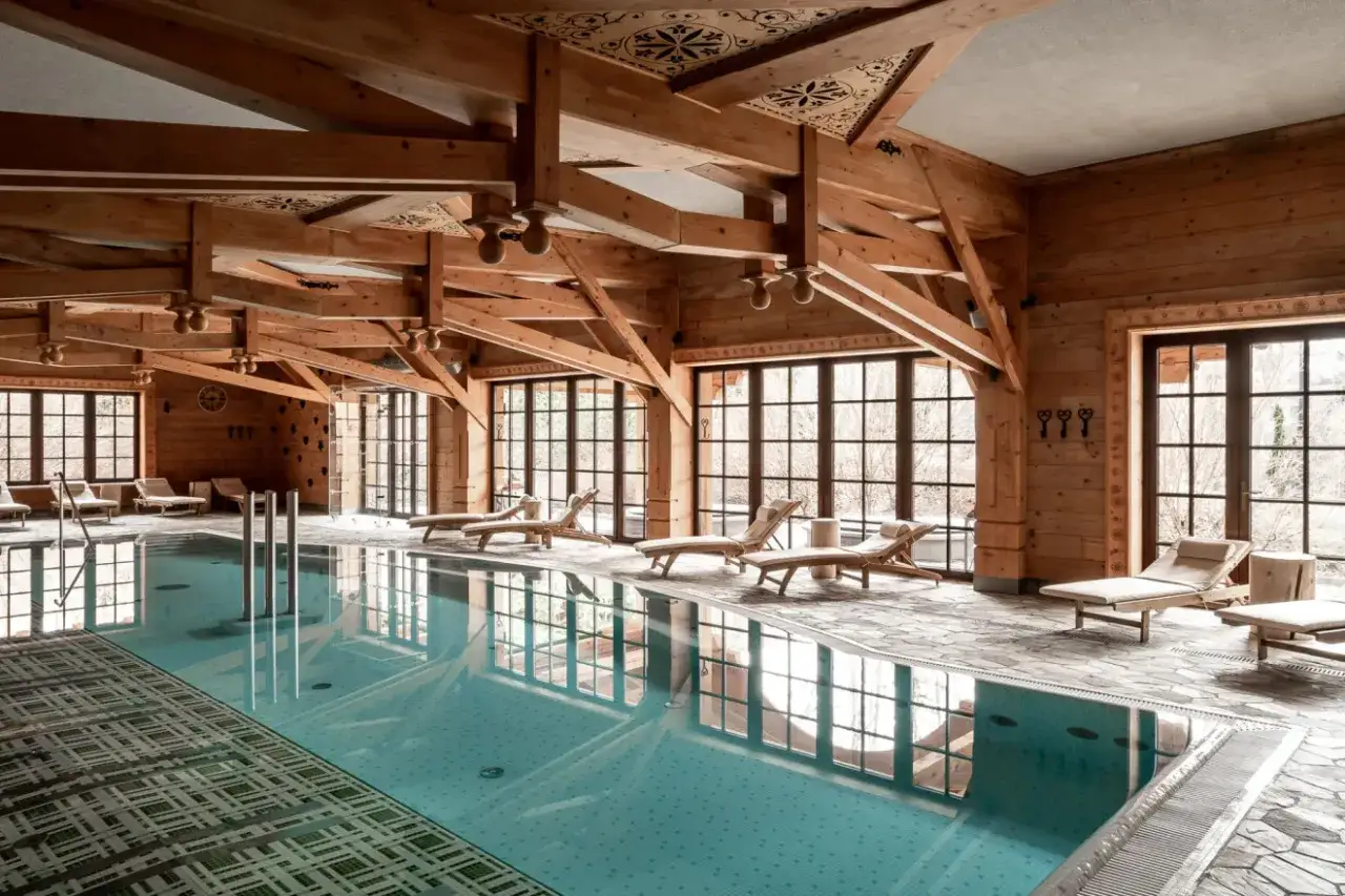 Basen w drewnianym wnętrzu, z leżakami i widokiem na las. To miejsce to najlepsze spa w Polsce.