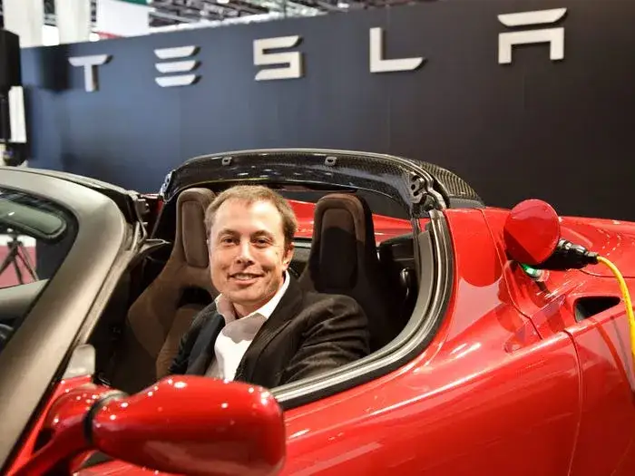 Elon Musk z pierwszym Tesla Roadster