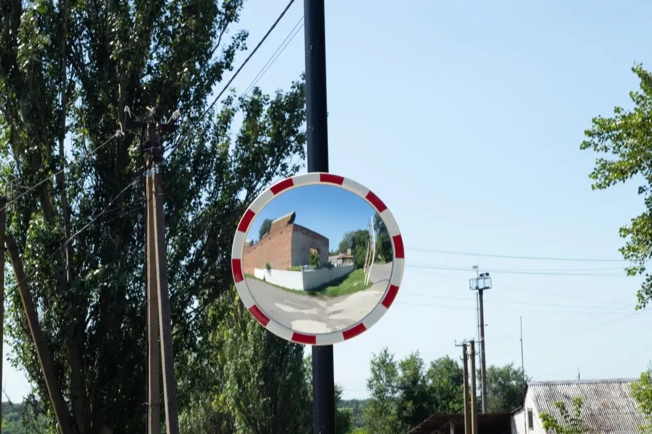 Lustro drogowe przy wyjeździe z posesji