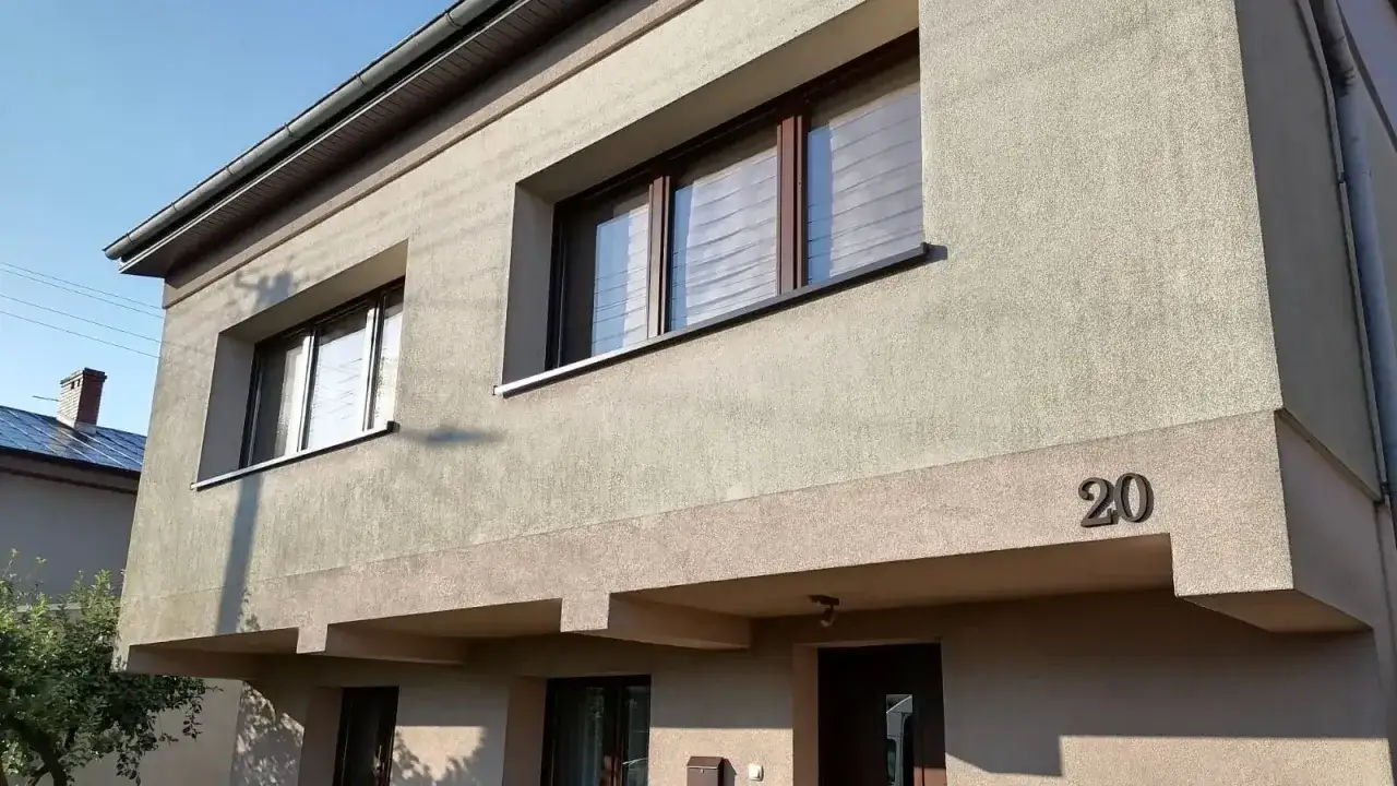 Testowanie pr&oacute;bek tynku na elewacji