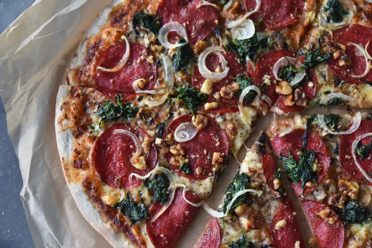 Pizza z salami, szpinakiem, orzechami i cebulą. Świetny pomysł, co można dać na pizzę!