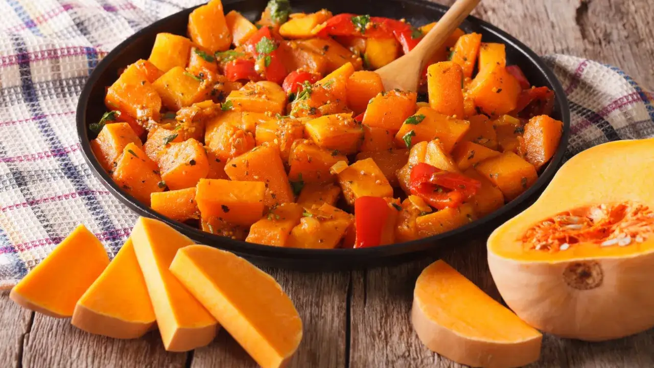 Pyszne, pieczone kawałki dyni z papryką i ziołami. Idealny pomysł, co ugotować z dyni na jesienny obiad.