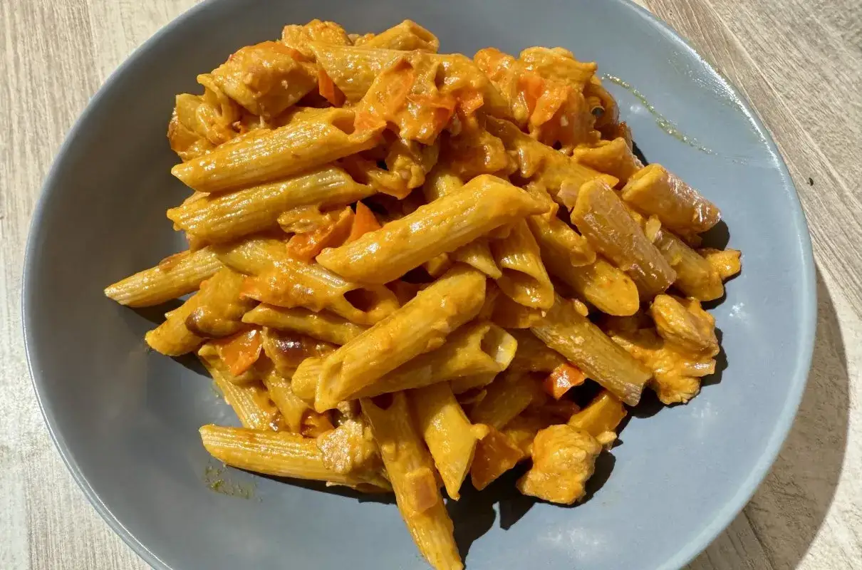 Penne z kremowym sosem paprykowym i kawałkami kurczaka. Pyszne danie, które z pewnością zaspokoi głód.