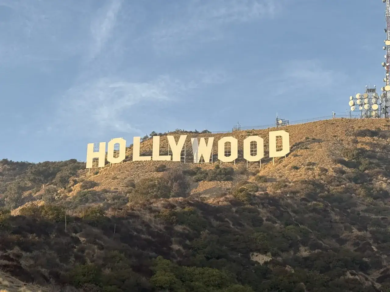 Słynny napis HOLLYWOOD na wzgórzu, symbol marzeń i filmowej magii. Tu właśnie jest Hollywood.