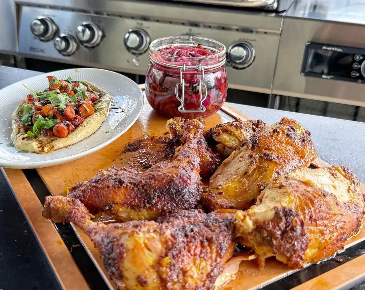 r&oacute;żne części kurczaka z rożna