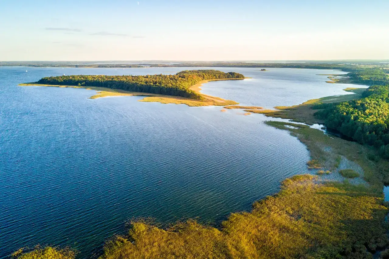 Malownicze Mazury: jeziora, lasy i trzcinowiska tworzą niezapomniane atrakcje. Idealne miejsce na relaks i podziwianie natury.