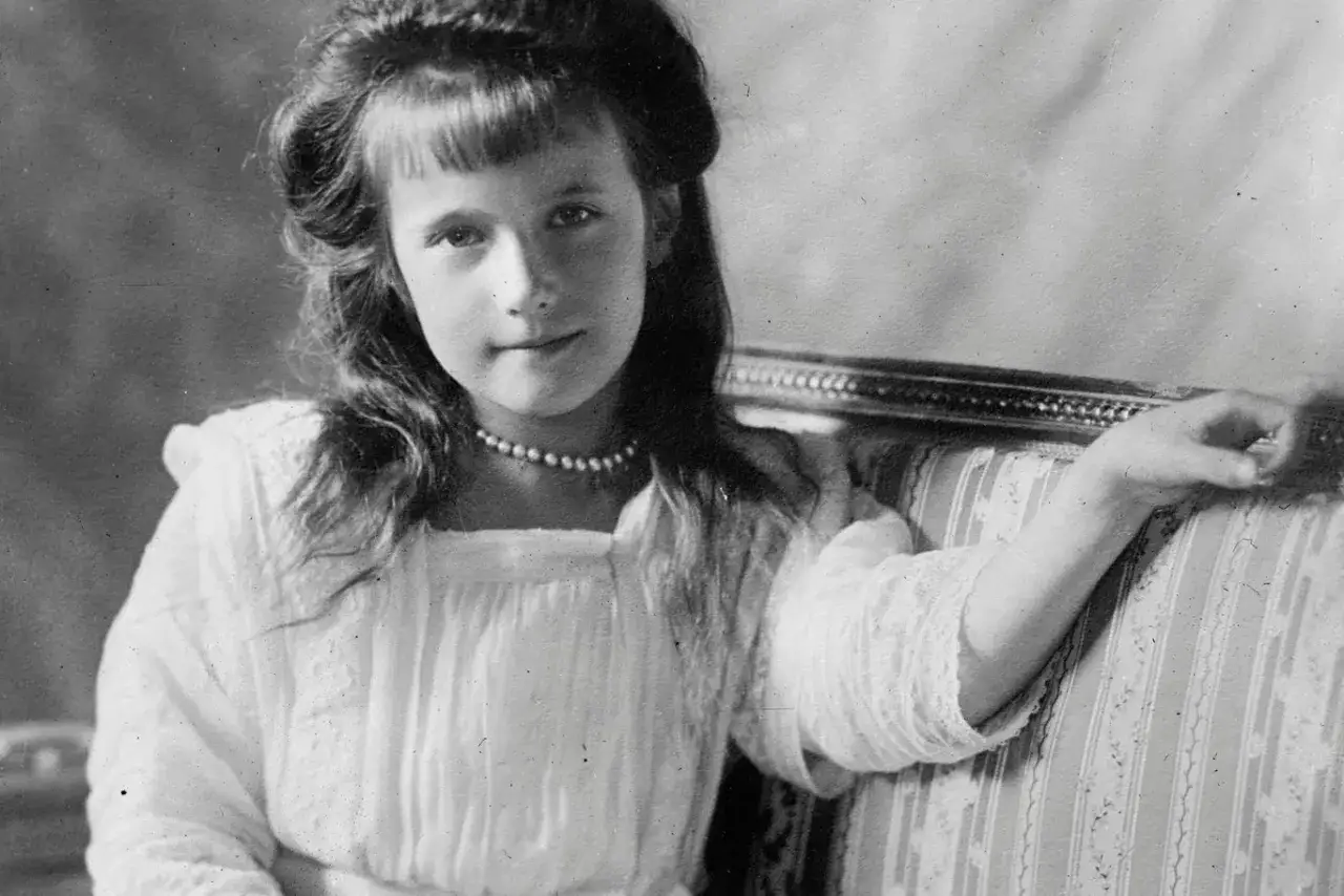 Młoda Maria Romanow, której tragiczna śmierć wstrząsnęła światem, w białej sukience i perłach. Rodzina Romanowów śmierć.