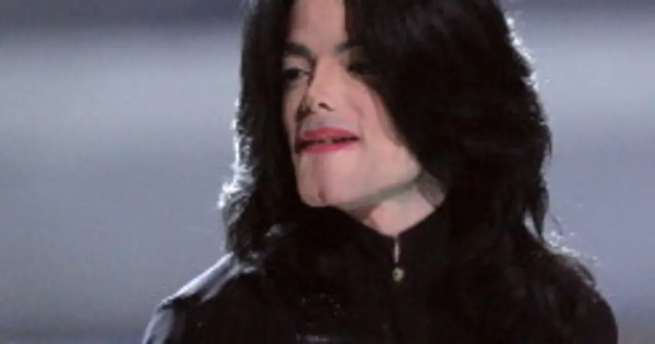 Michael Jackson, kt&oacute;rego śmierć wstrząsnęła światem, w czarnym stroju z błyszczącymi elementami.